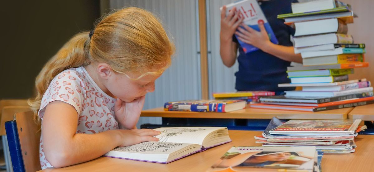 Meisje leest in de klas